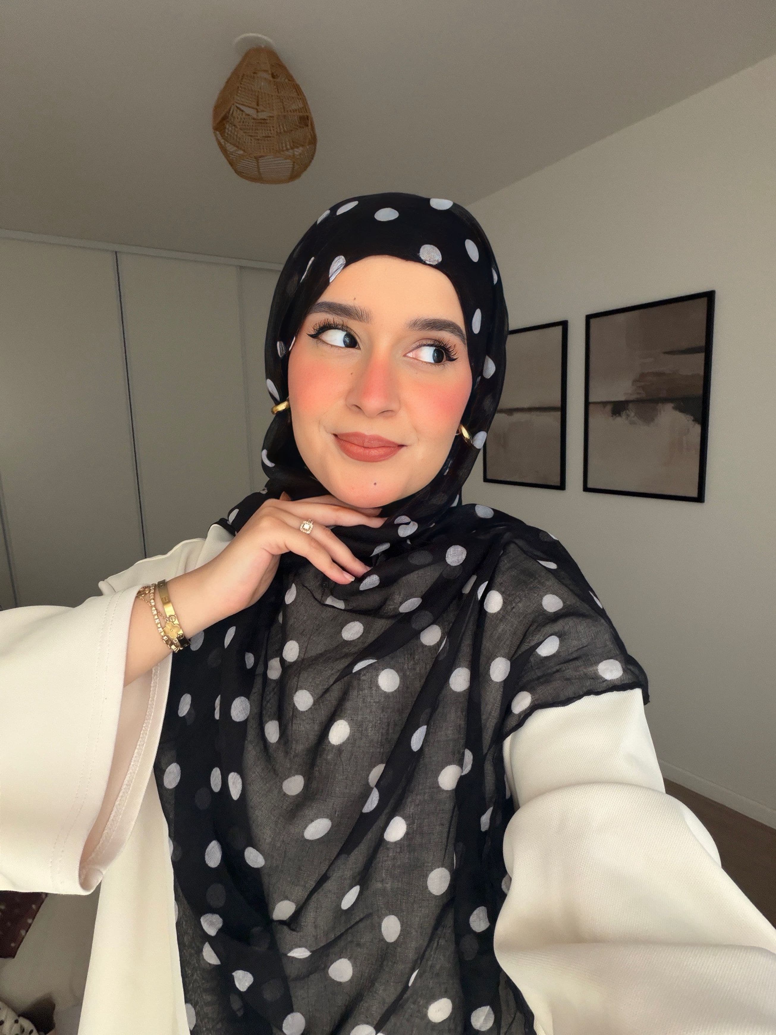 Hijab Imprimé À Points Noir.